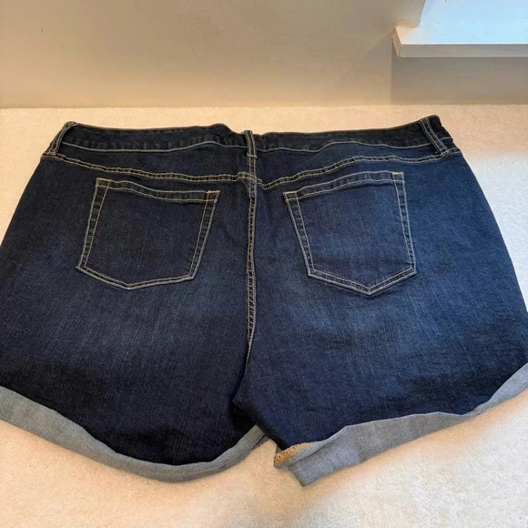 Torrid cuffed blue jean denim shorts size 22- 5 pocket design - Picture 9 of 13
